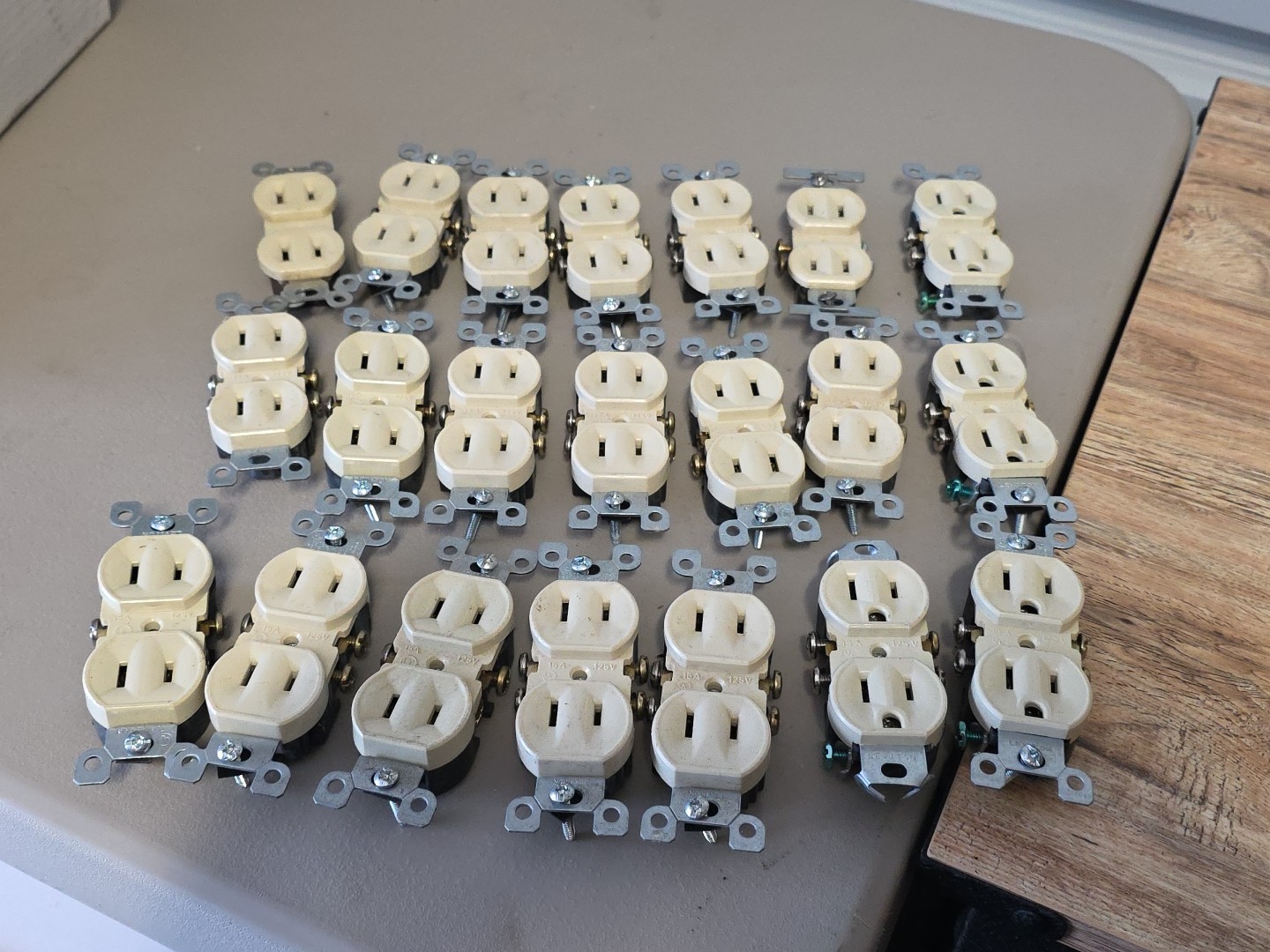 Leviton 15a 125v (4) 3 Prong And (18) 2 Prong Wall Outlets (lot of 21)