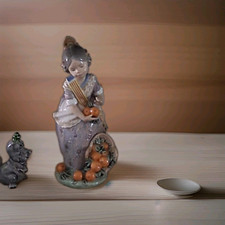 LLADRO MISS VALENCIA #1422 FIGURINE picture