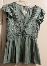 Francesca's Women's Green V Neck Floral Top Size Small NWT picture