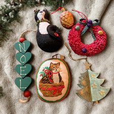 Vintage 80s 90s Christmas Ornament Set of 6 Folk Art Felt Embroidered Cat Wreath picture