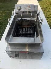 Wells 5E-F15CY 15 lb. Electric Countertop Fryer 208-240V 4319/5750W NO BASKET AB picture