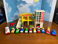 VTG FISHER PRICE LITTLE PEOPLE PARKING WHITE RAMP GARAGE #930 with lots EXTRAS picture
