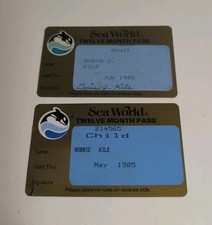 VINTAGE SEA WORLD 1985 12 MONTH PASS SHAMU AMUSEMENT PARK LOT (2) ADULT + CHILD picture