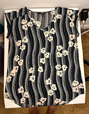 Express black white floral V-neck cap sleeve pleated woven blouse sz M picture