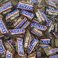 SNICKERS Milk Chocolate, Fun Size Candy Bars, Individually Wrapped (2 Pounds) picture