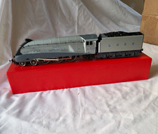 Hornby LNER OO Silver Fox Replica Steam Locomotive w/ 6 Passenger Coaches. picture