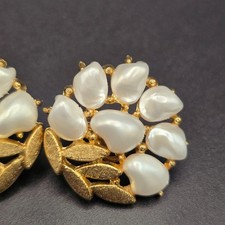 VTG Crown Trifari Sorrento Baby Tooth Pearl Clip On Earrings Signed Gold Leaf  picture