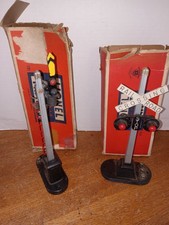 Lionel 151 O Operating Semaphore Signal w/ 145C & No. 154 Crossing Signal picture