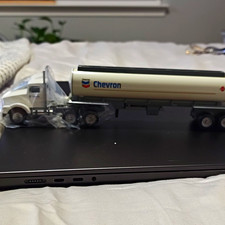 Winross Chevron 1:64 Kenworth Tanker Truck Diecast Advertising Specimen White picture