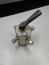 Hoke 4-WAY BALL VALVE With 1/4” Gyrolok Fittings Swagelok Ref SS-45YF8 NoS 1 Qty picture