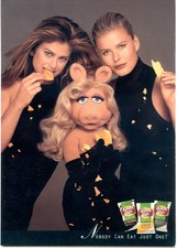 LAYS POTATO CHIPS PROMO POSTCARD--1997--MISS PIGGY & FRIENDS--MAX RACKS picture