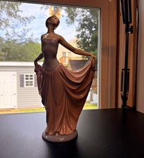 Lladro #5050 Dancer with Box picture