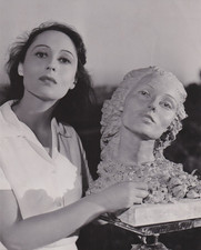 1939 Press Photo Actress Luise Rainer and Her Bust by Sculptor Felix de Weldon picture