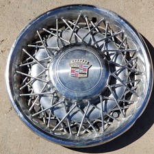 Vintage Cadillac Wire Spoke Logo Hubcap 16725 253786 1975-1985 picture