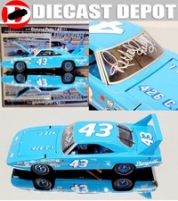AUTOGRAPHED RICHARD PETTY  1970  Super bird 1:24 University of Racing picture