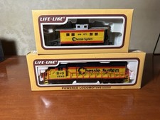 Life-Like HO gauge Chessie System Locomotive And Caboose Preowned With Boxes picture