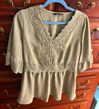 BLOOMCHIC Women’s Green Solid Lace V-Neck Peplum Flutter Sleeve Blouse Size 8/10 picture