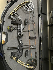 Bear Archery Cruzer G4 RH Compound Bow 10lb-70lb 14-30in w/ Black Hard Case picture