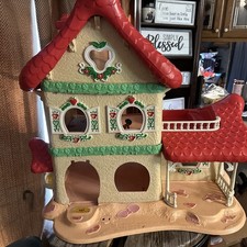 Vintage 1983 Strawberry Shortcake Very Berry Happy Home Doll House & Accessories picture