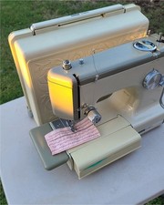 COLLECTABLE VINTAGE SEARS KENMORE 158.10402 SEWING MACHINE W/CASE & INSTRUCTION picture