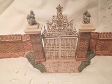 Vintage 2003 Lang & Wise Colonial Williamsburg Ornamental Gate Wall & Figurine picture