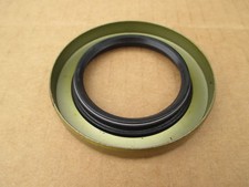 FINAL DRIVE DIFFERENTIAL RETAINER SEAL FOR PART 46282D 71597C1 71597C91 picture