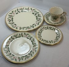 Lenox Holiday 5-Piece Place Setting MINT CONDITION Holly Berry 24K Gold Trim USA picture