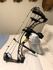 Hoyt Alpha X 33 Compound Bow 33in Green/Black Camo w/ Garmin Xero Sight picture