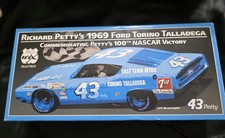 1:24 Scale Die-cast Replica Box by Route 66 / Wix Filters In Original Packaging picture