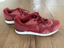 Size 8 US Women’s - Nike Venture Runner Pomegranate / Dark Beetroot W picture
