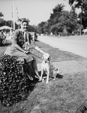 Eccentric American model singer Edith Bouvier Beale sits a low wal- Old Photo picture