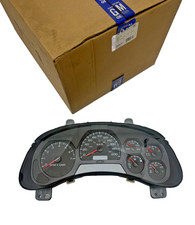 OEM 2002-2005 Chevrolet Trailblazer Speedometer Instrument Cluster KPH 15238344 picture