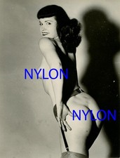 RARE BETTIE PAGE VINTAGE 1950's 4 1/2 x 3 1/2 PHOTOGRAPH picture