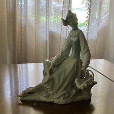 Beautiful Lladro 1077 retired Dutch girl  picture