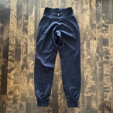 Lululemon Jogger Women's Size 2 Black 2 Pockets. Great Condition Pre-Owned picture