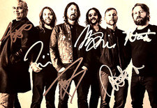 THE FOO FIGHTERS Band Signed 8x10
