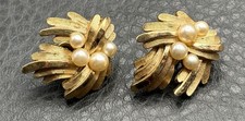 Vintage Signed Trifari Gold Tone Faux Pearl Spray Clip-On Earrings Mid Century picture