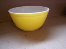 vintage 1968-73 Pyrex Daisy Yellow #402 1 1/2 quart mixing bowl picture