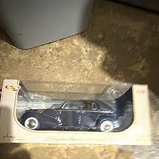 Signature Models 1:18 1936 Cadillac V16 Fleetwood Black Diecast w/ Stand Case picture