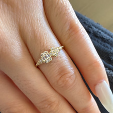 💛✨ Anillo de Oro 10K – Talla 6 ✨💍 Hermoso anillo de oro 10k de zirconia picture