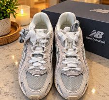 New Balance Women's Gray/White Low Top Lace Up Athletic Sneakers Logo picture