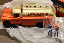 Lionel Eastwood No. 338500 Die Cast Lionelville Oil Co Tanker With Box + two fig picture