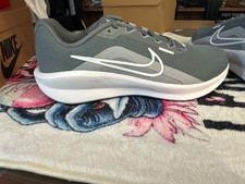  Nike Downshifter 13 running shoe featuring a contrasting white Swoosh on the br picture