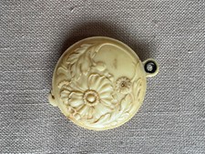Vintage 1940s ladies pocket make-up mirror picture