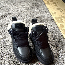 UGG Lowmel Leather Low Top Sneaker Black Lace Up Lined Faux Fur Logo picture