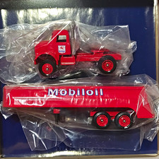 Winross 1:64 Nostalgia Series Mobiloil Red Tanker Truck Advertising Diecast picture
