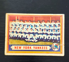 Topps 1957 Topps Base Set Team Card #97 New York Yankees Baseball Card picture