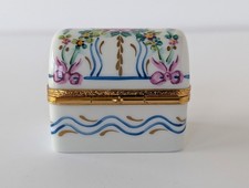 Limoges Peint Main Porcelain Box Artoria - In excellent condition - Never Used picture