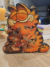 wooden Garfield and Pooky desk/shelf clock depicting Garfield hugging his teddy picture