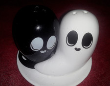 KILLSTAR 2021 YIN-YANG GHOST SALT-AND-PEPPER SHAKERS ON TRAY NEW NEVER BEEN USED picture